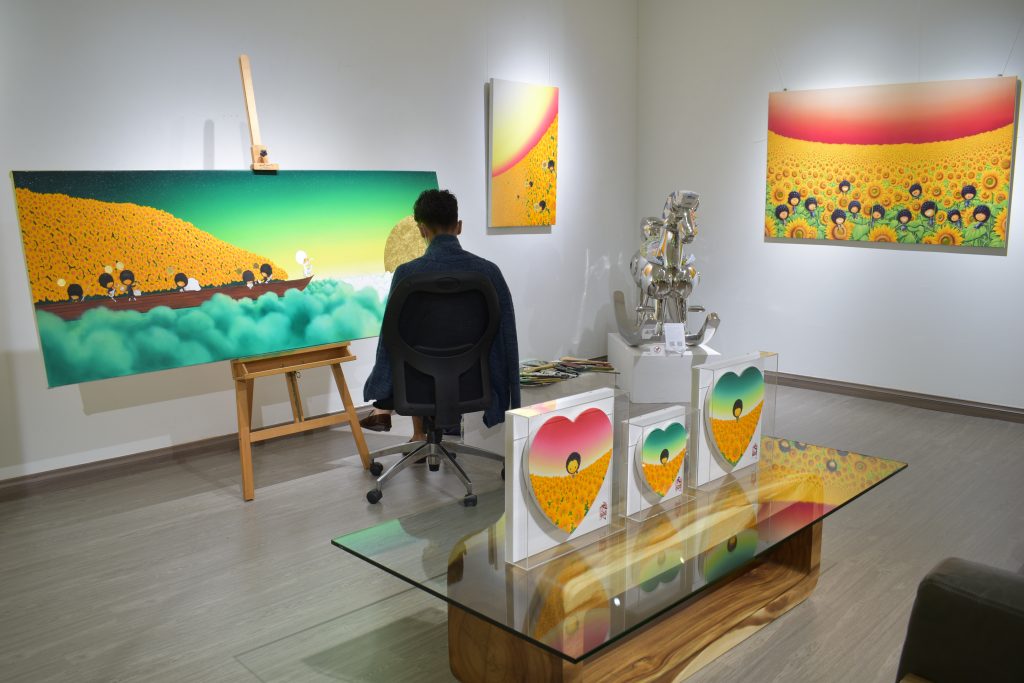 Shiro Utafusa creates paintings at gallery