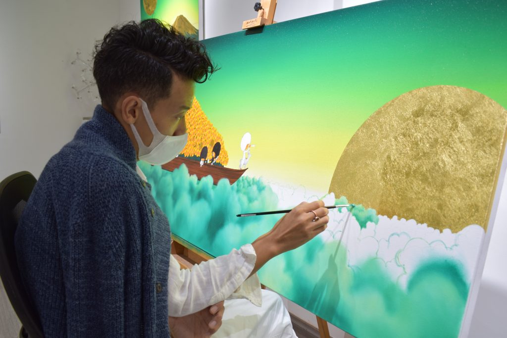 Shiro Utafusa creates paintings at gallery